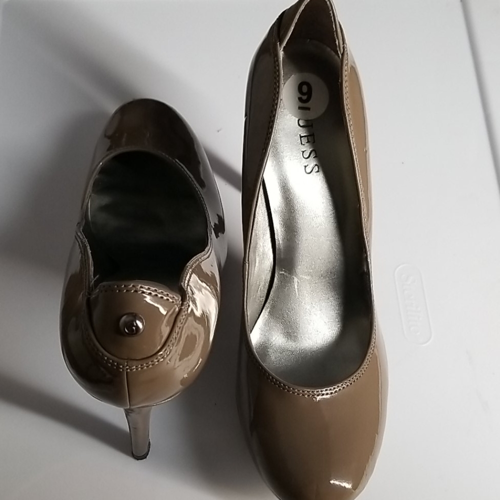 Women's heel's never worn